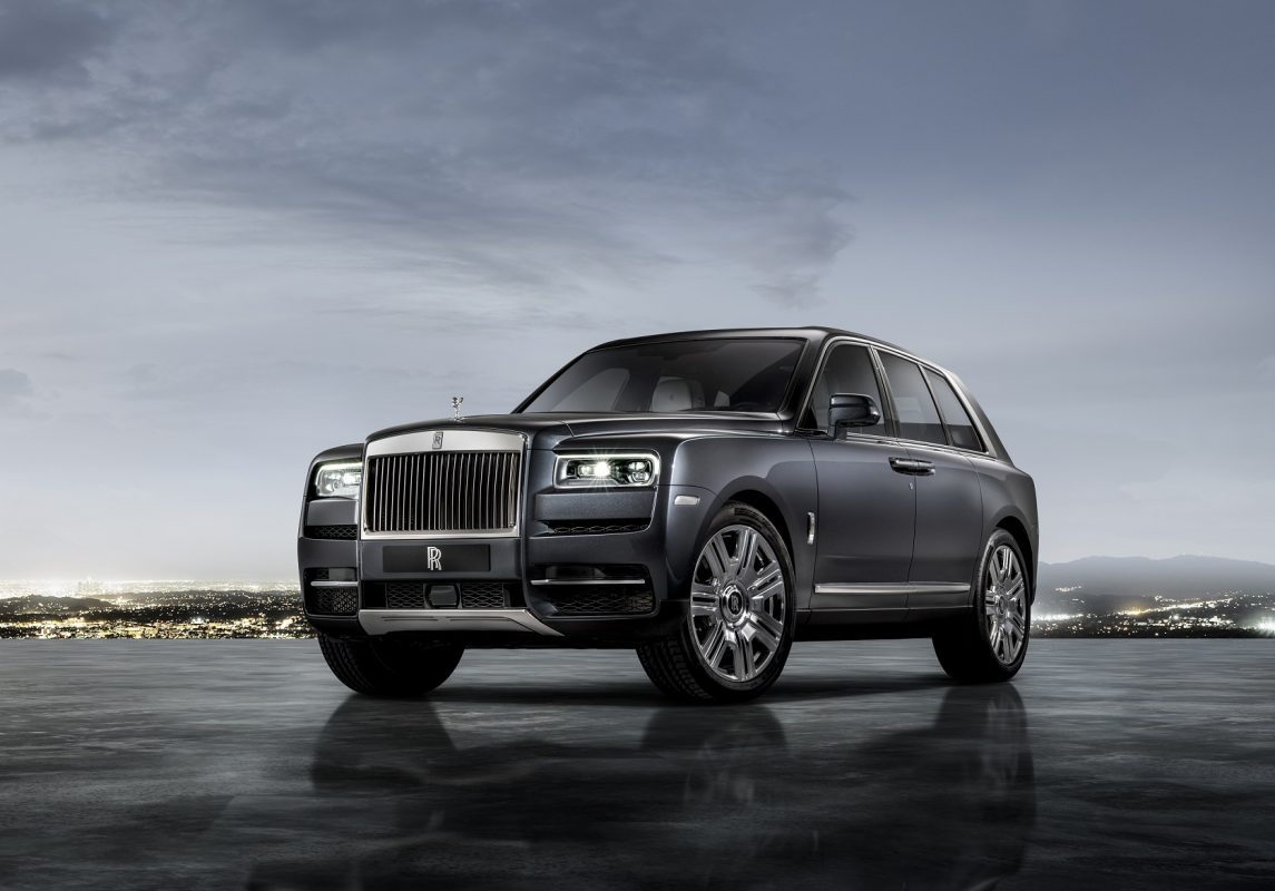 Rolls-Royce Cullinam cinza parado de frente
