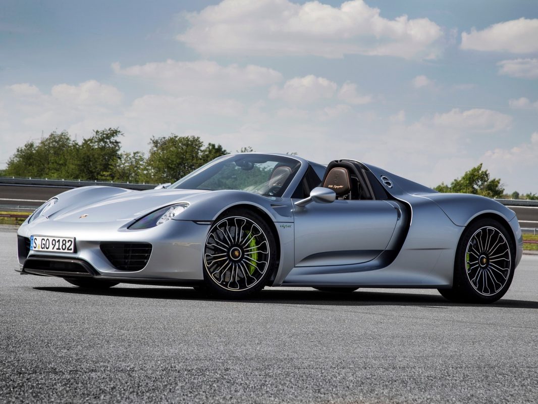 Porsche 918 Spyder parado de lateral sobre o asfalto