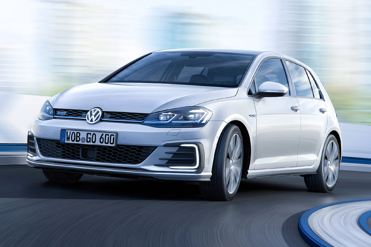 Volkswagen Golf GTE prata parado de frente com árvores ao fundo