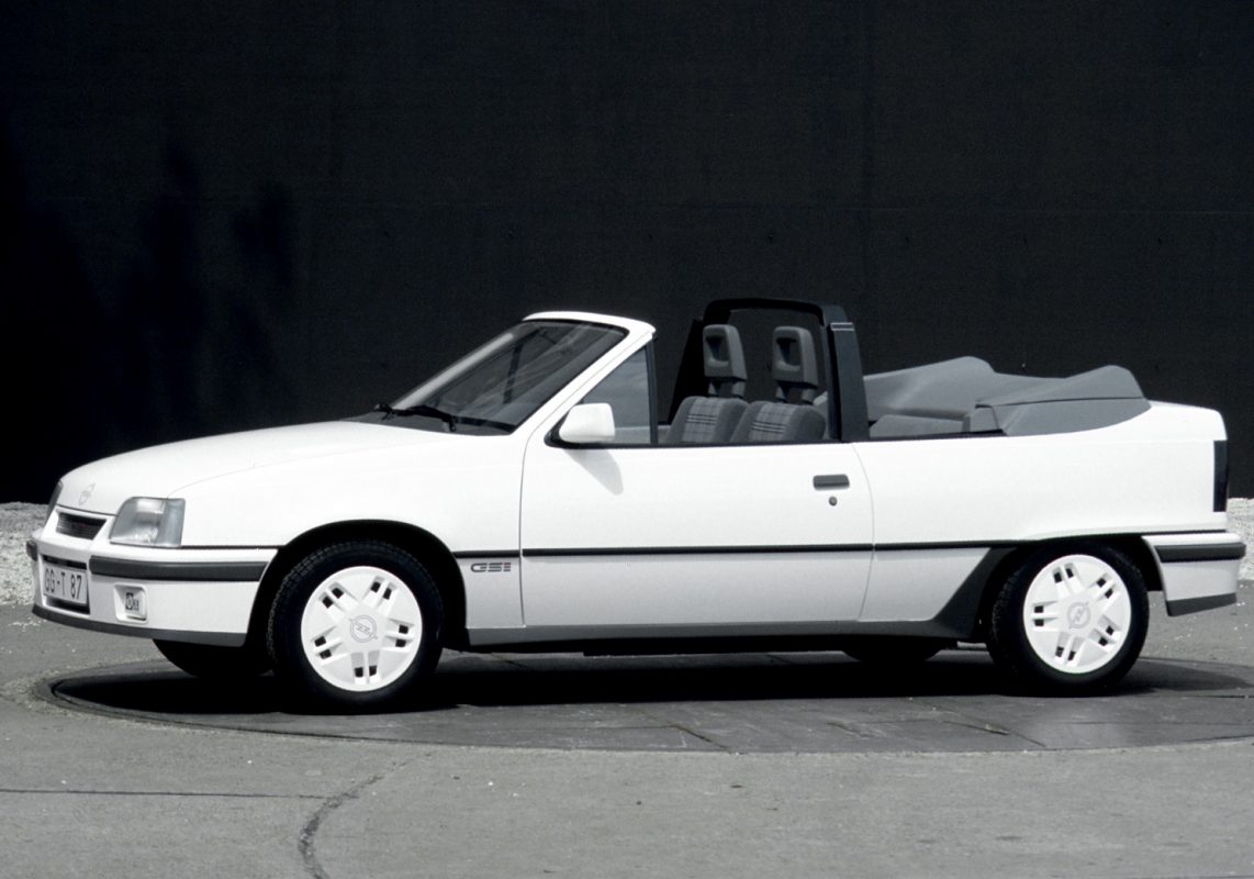 Opel Kadett GSI Cabio branco parado de lado