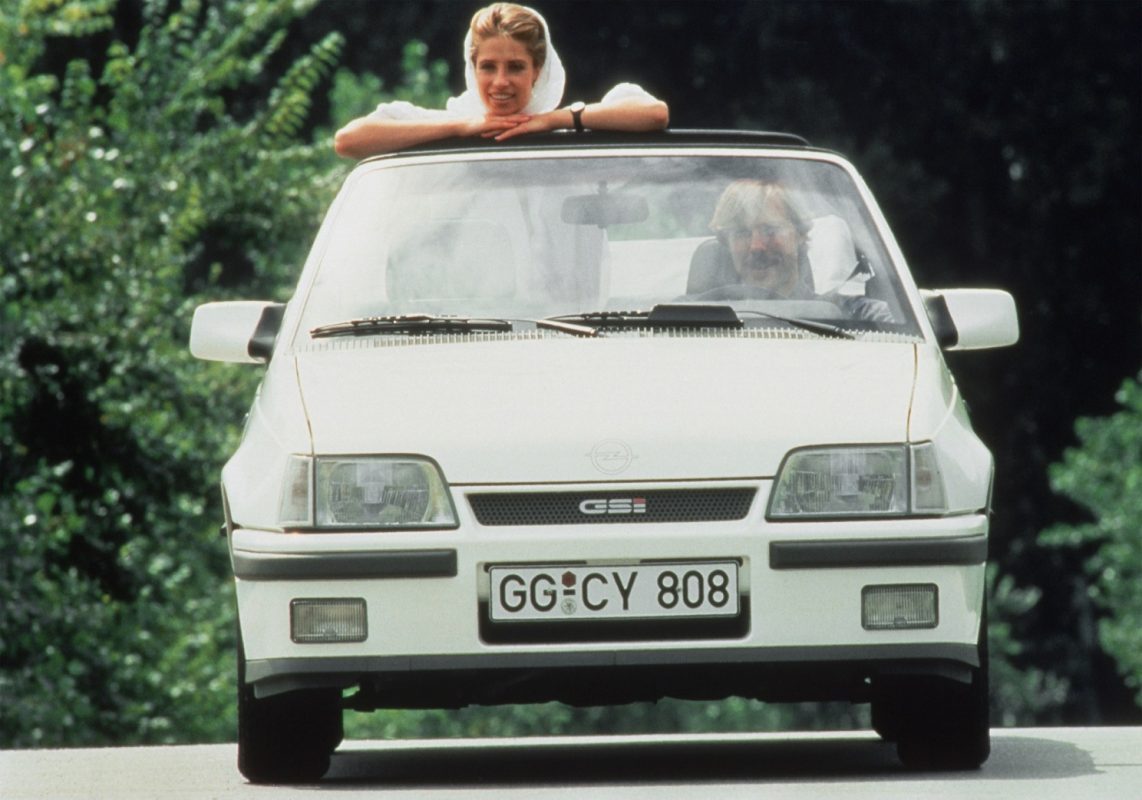 Opel Kadett conversível branco parado de frente