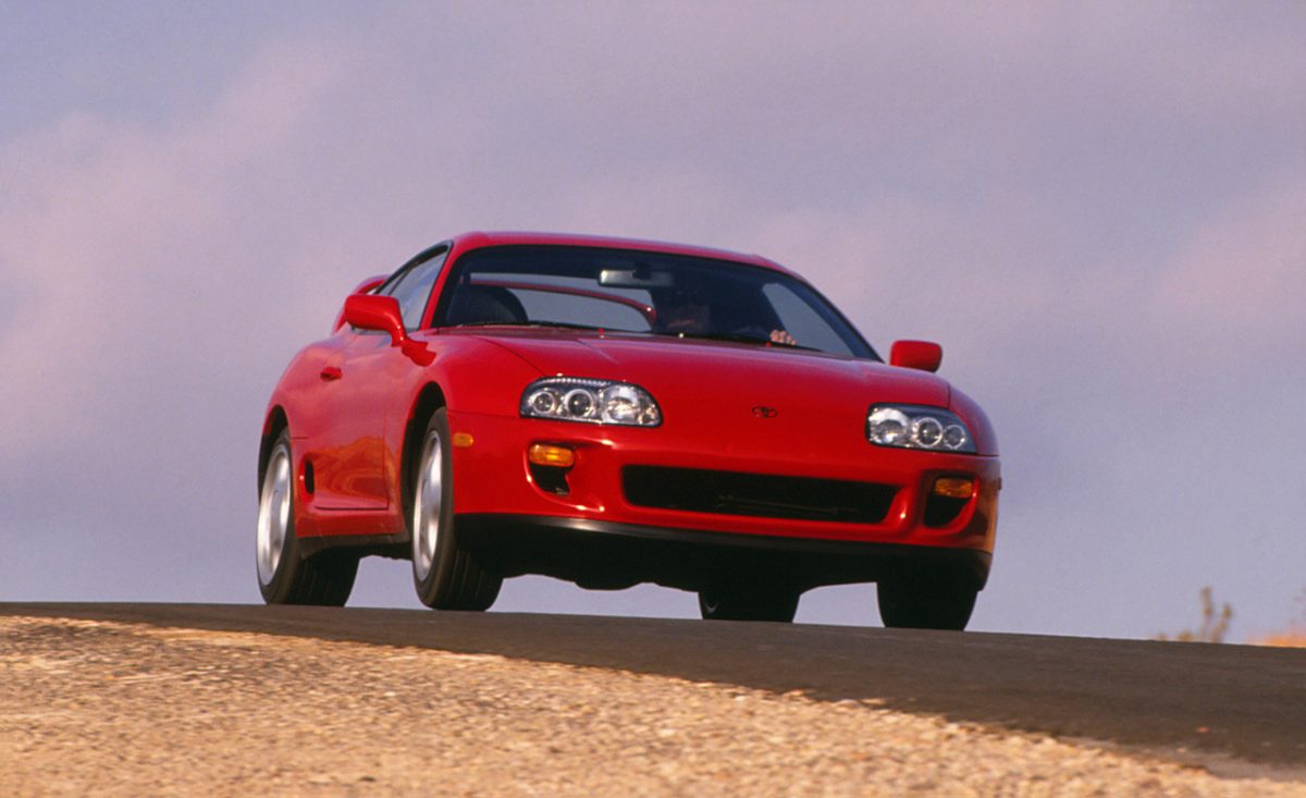 Toyota Supra vermelho de frente foi um dos carros equipados com um aerofólio traseiro curvado