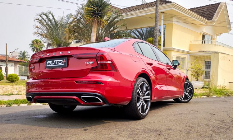 Volvo S60 T8 R-Design [Auto+ / João Brigato]