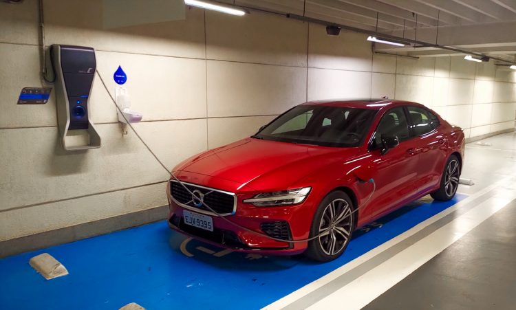 Volvo S60 T8 R-Design [Auto+ / João Brigato]