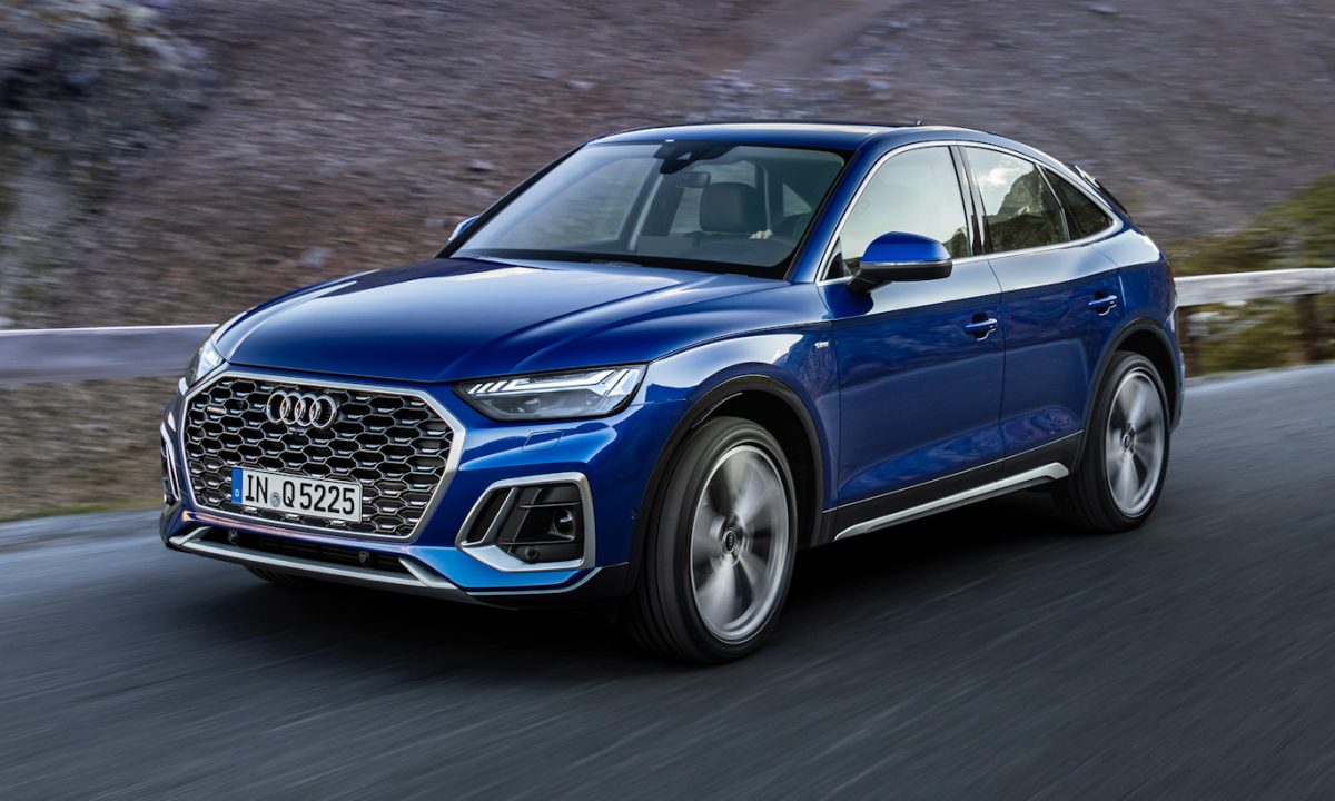 Audi Q5 Sportback 45 TFSI Quattro azul em foto de movimento na estrada 
