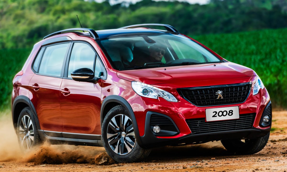 Peugeot 2008 vermelho andando na terra é um dos carrod que completam dez anos em 2024 