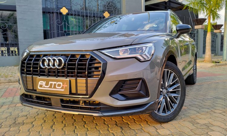 Audi Q3 Black [Auto + / João Brigato]