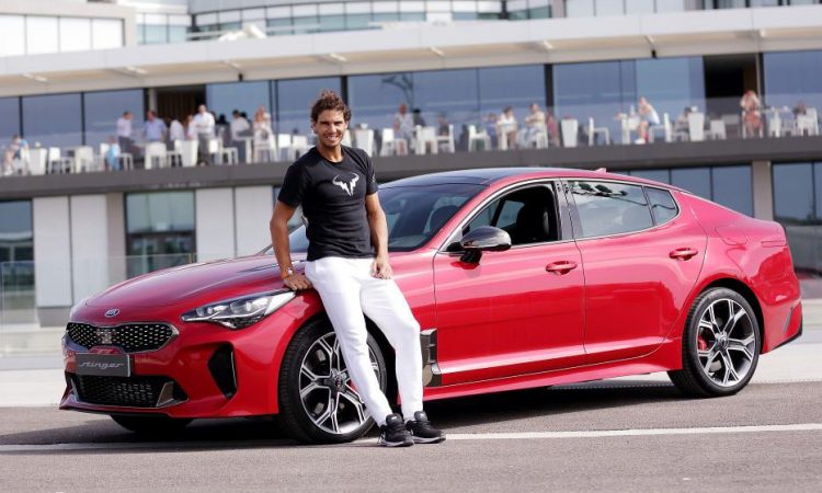 Rafael Nadal e Kia Stinger [divulgação]