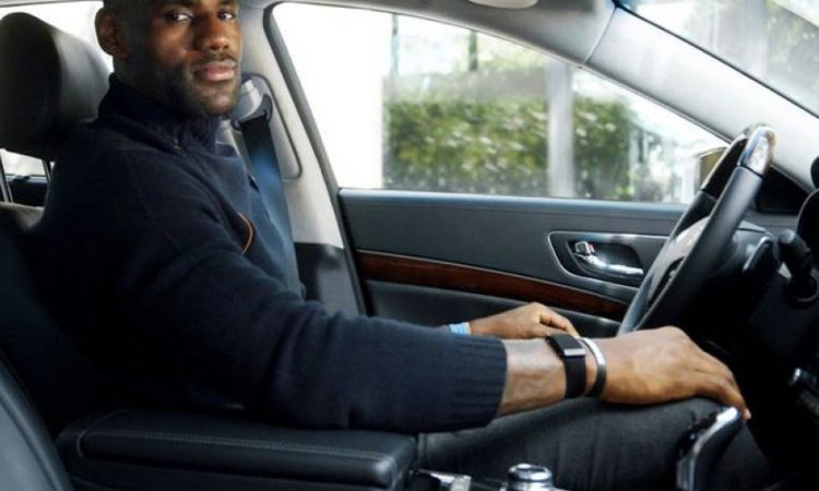 LeBron James em um de seus Mercedes [divulgação]