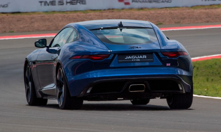 Jaguar F-Type P300 [divulgação]