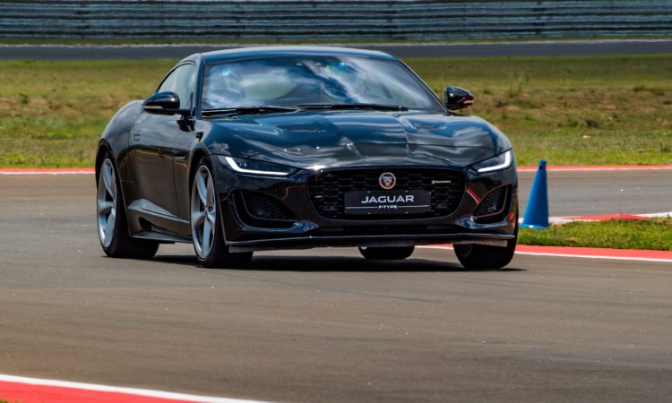 Jaguar F-Type P300 [divulgação]