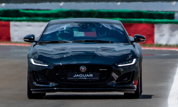 Jaguar F-Type P300 [divulgação]