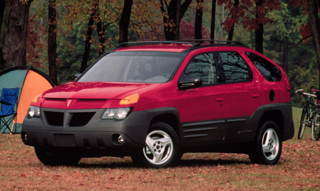 O esquisito Pontiac Aztek vermelho em foto de divulgação 3x4 frontal