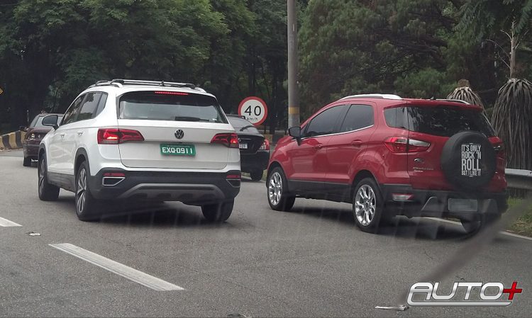 Flagra Volkswagen Taos revela porte ao lado de um Ford EcoSport [Murilo Soares / Auto+]