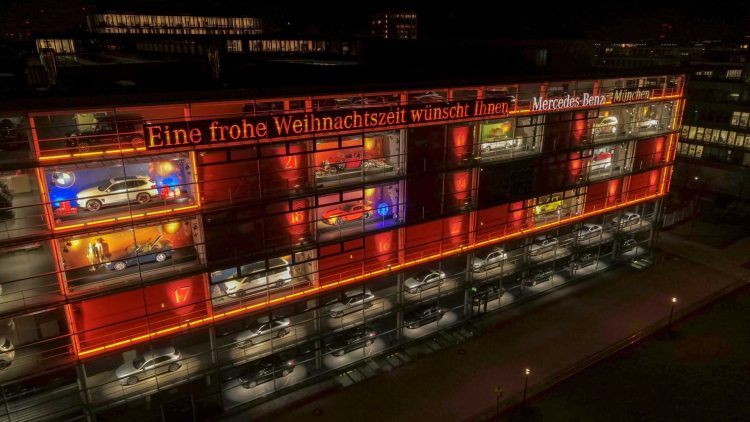 Calendário gigante da Mercedes com um BMW intruso [divulgação]