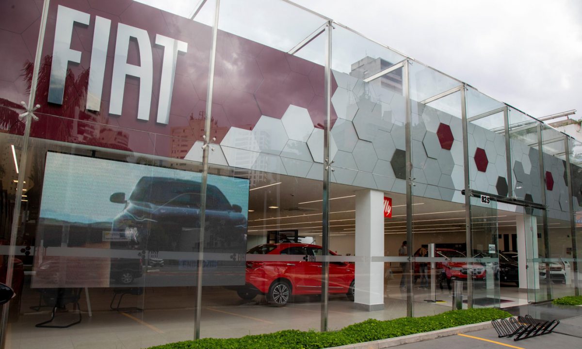 Imagem mostra concessionária da Fiat - O que saber antes de comprar seu primeiro carro