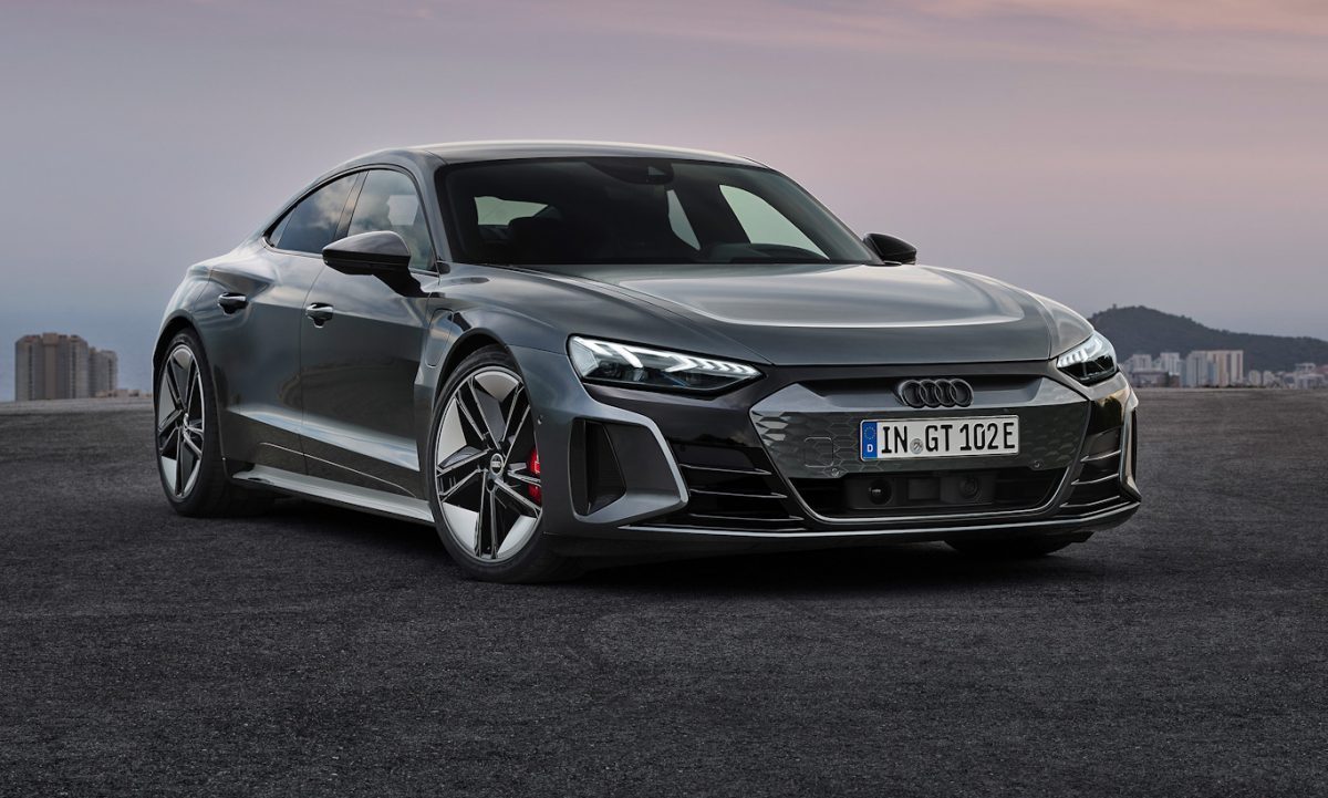 Audi RS e-tron GT cinza parado de frente no asfalto