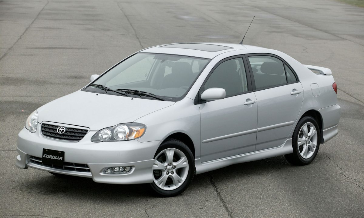 Toyota Corolla XRS estacionado de lateral no asfalto