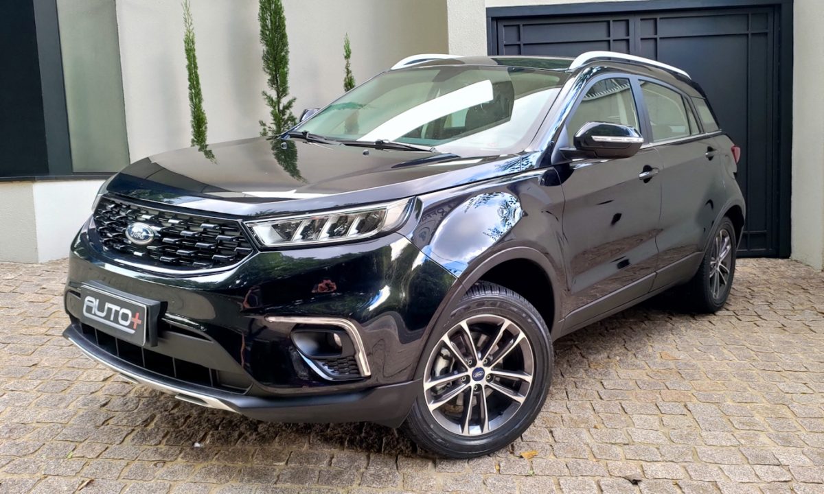 Ford Territory de primeira geração preto parado de freten