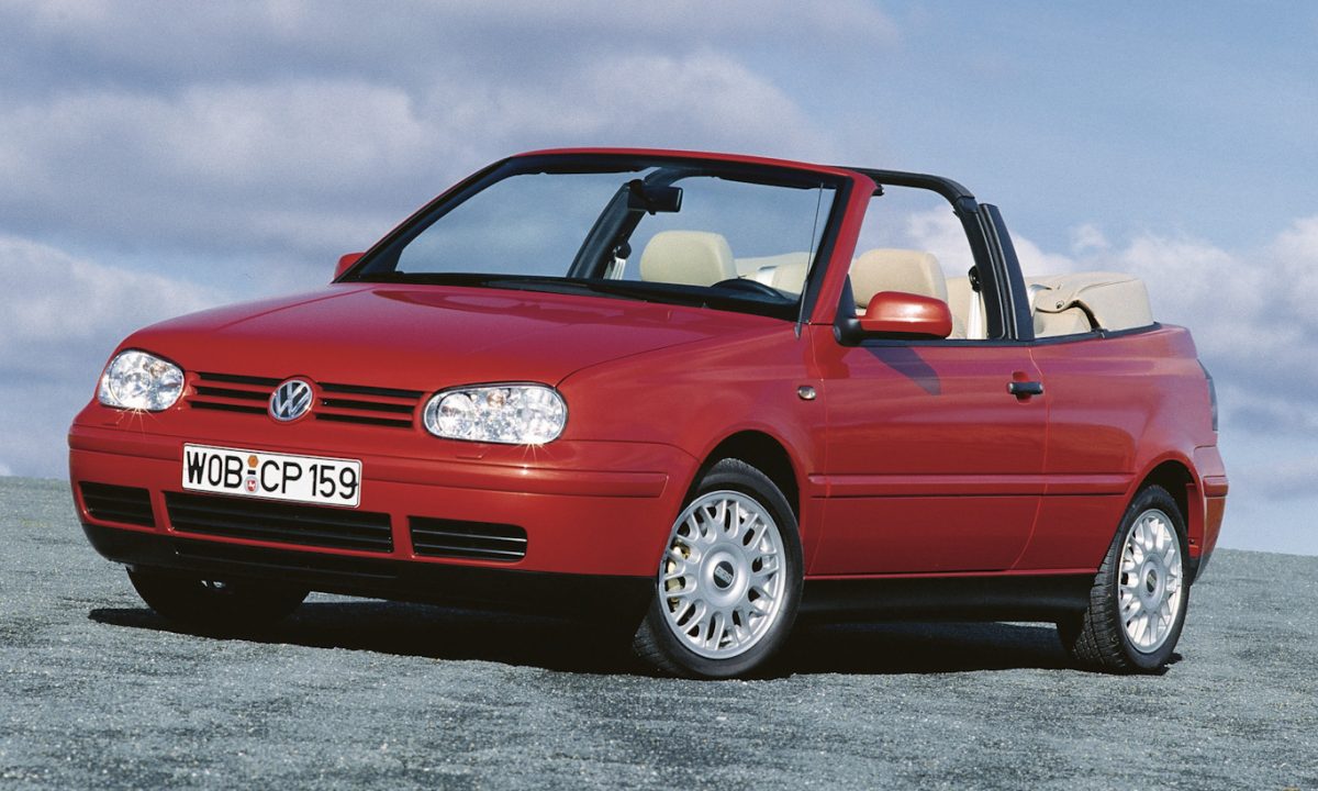 Volkswagen Golf conversível parado de frente com as rodas dianteiras viradas