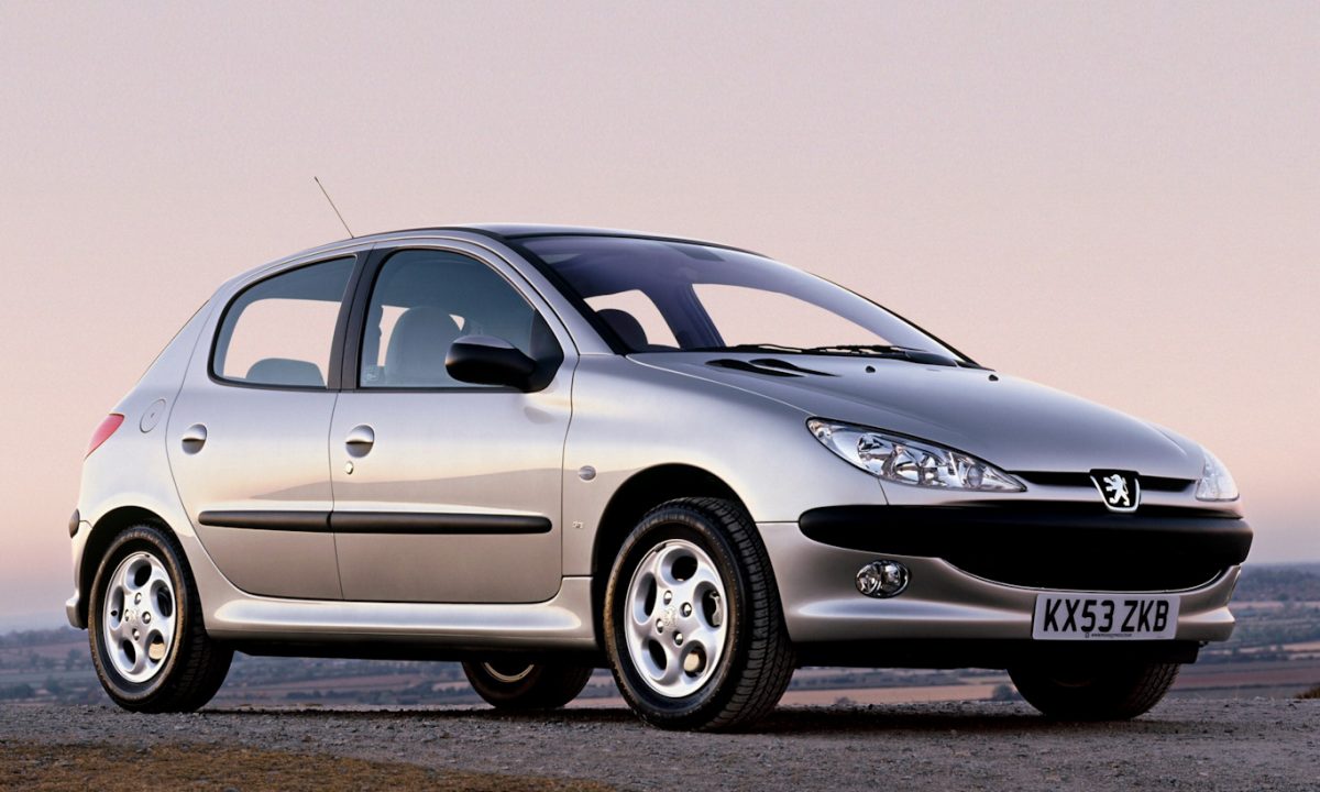 Peugeot 206 prata de frente com um por do sol ao fundo