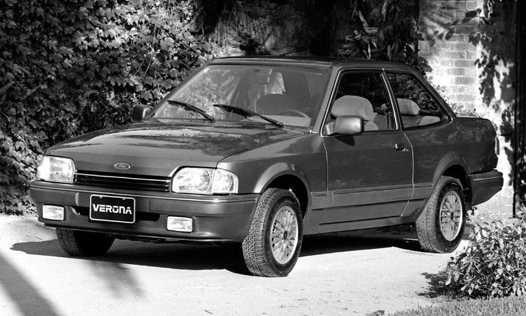 Ford Verona parado de frente em foto de divulgação