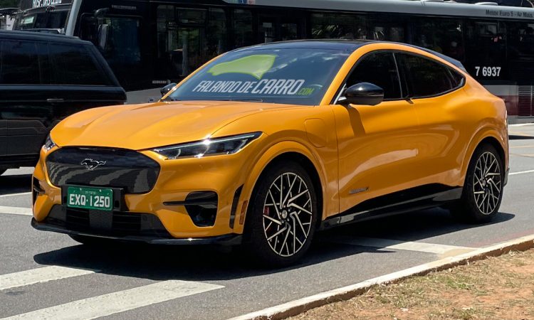 Ford Mustang Mach-E [@falandodecarro]