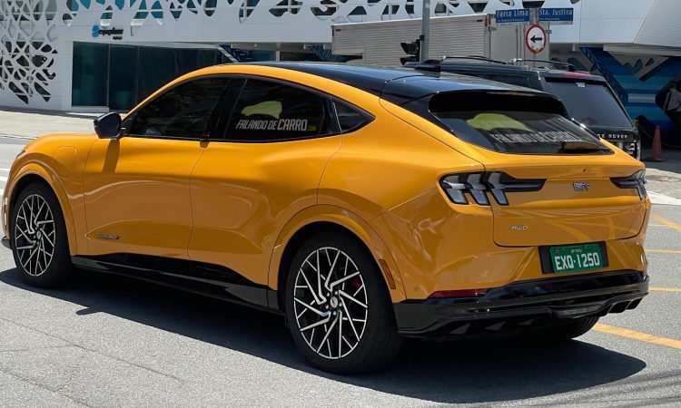 Ford Mustang Mach-E [@falandodecarro]