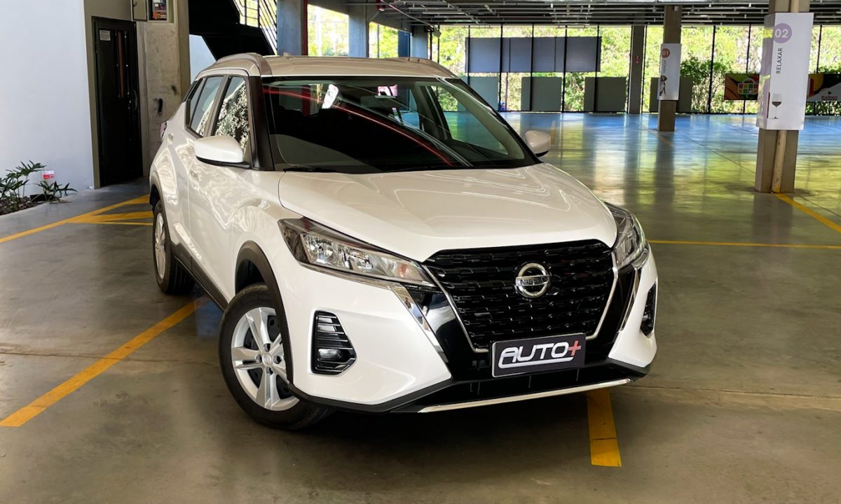 Nissan Kicks Sense branco em foto estática 3x4 frontal no estacionamento