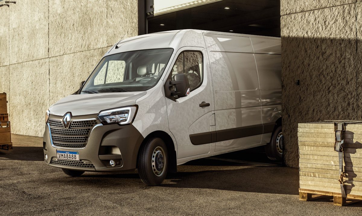 Renault Master branca saindo de uma garagem