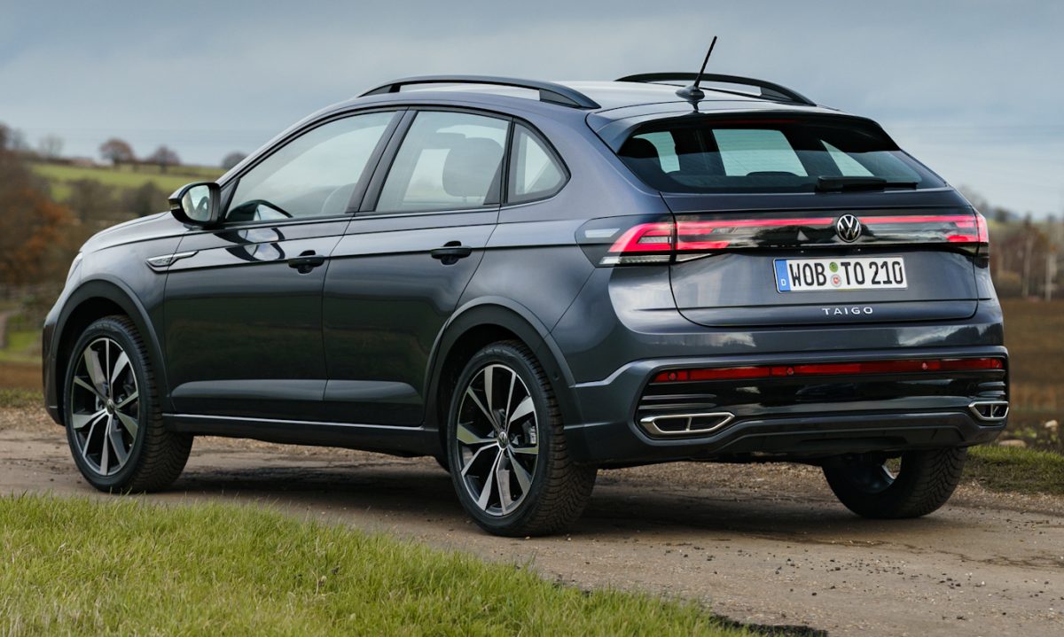 Volkswagen Taigo cinza de traseira