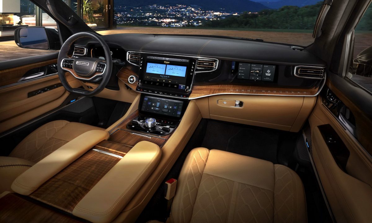interior do Jeep Grand Wagoneer L
