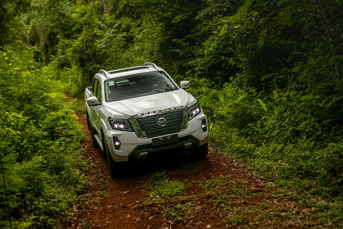 A caminhonete Nissan Frontier oferece o teto solar em duas configurações