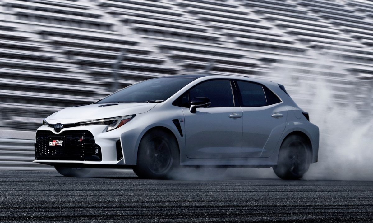 Toyota GR Corolla branco na pista fritando os pneus