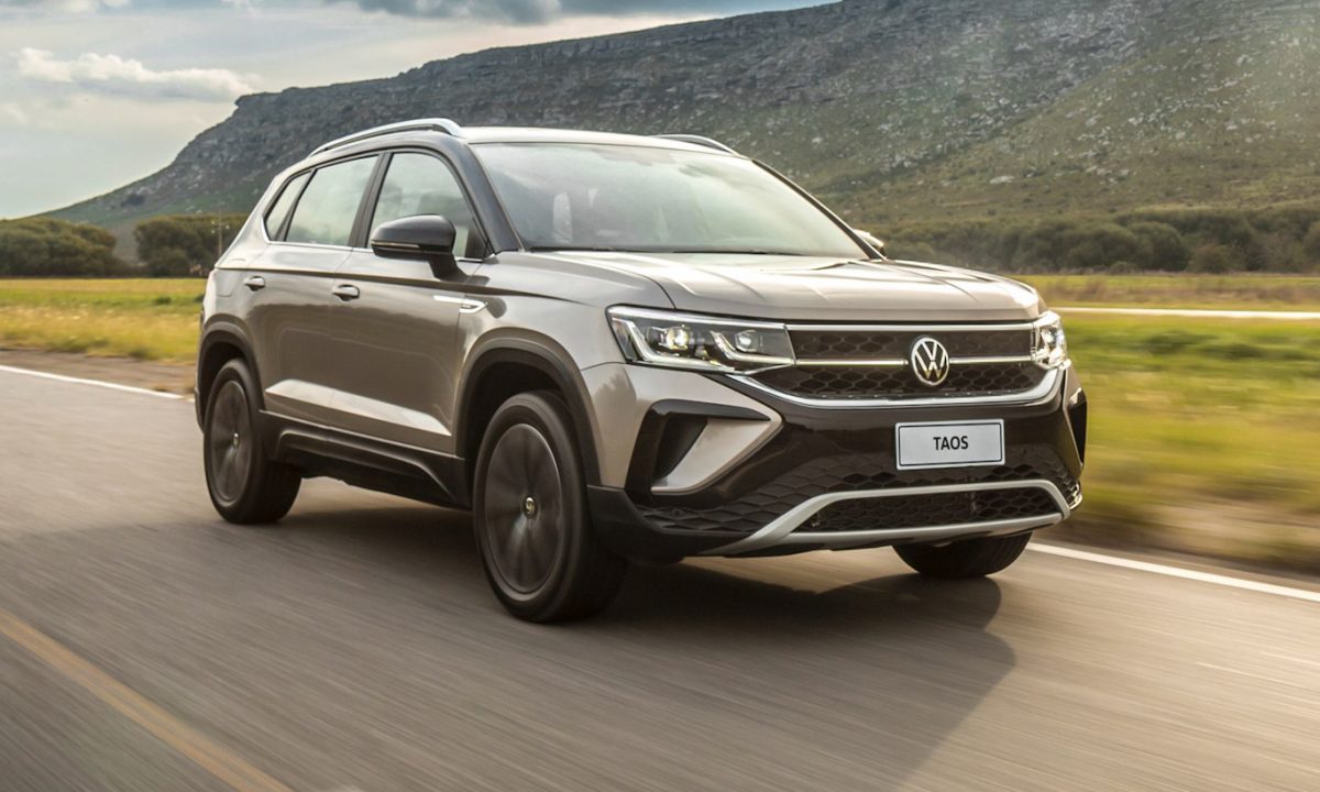 Volkswagen Taos em movimento na estrada com montanha ao fundo é um dos carros injusticidados do nosso mercado