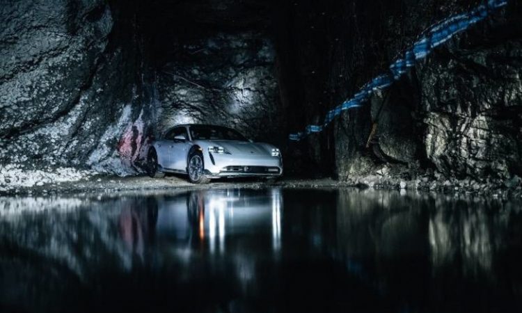 Porsche Taycan Cross Turismo [Guiness Book]