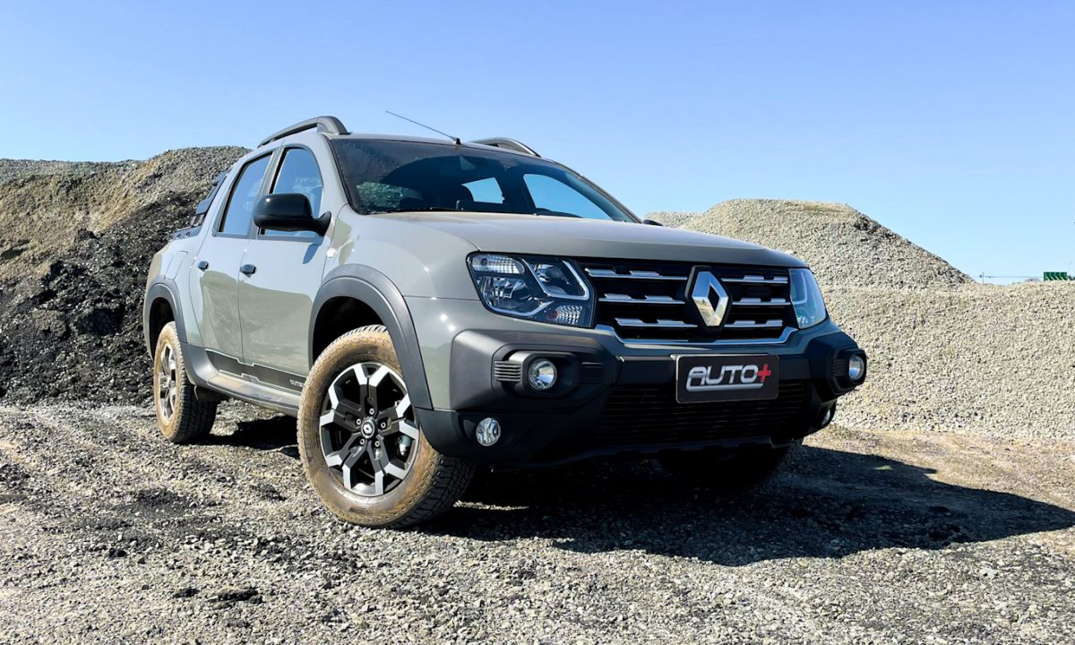 Renault Oroch Outsider cinza parada de frente sobre a areia