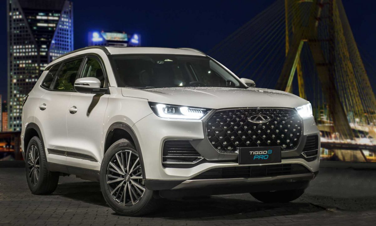 Com nome grande, CAOA Chery Tiggo 8 Pro Plug In Hybrid branco em foto de dianteira 