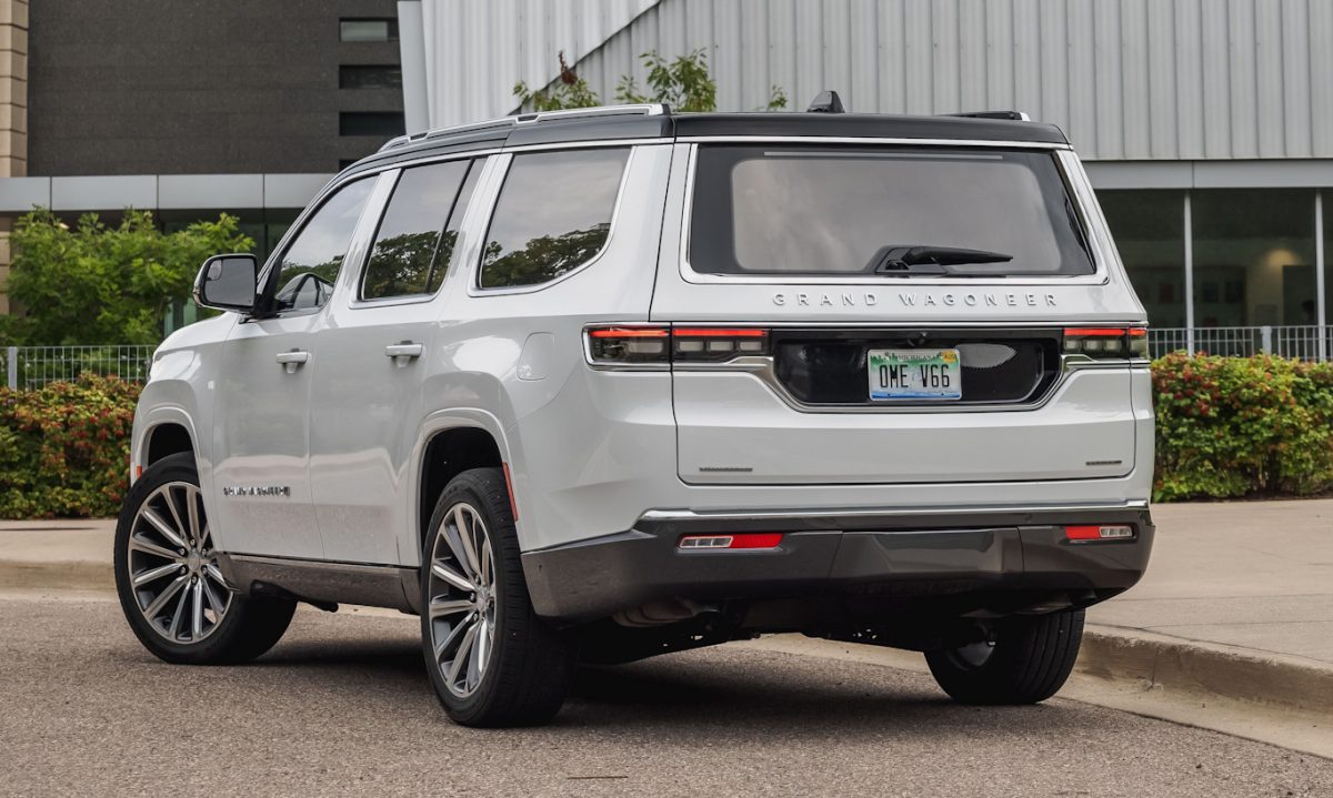 Jeep Grand Wagoneer branco de traseira