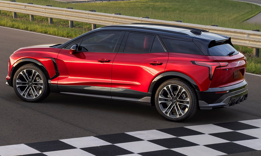 Chevrolet Blazer SS vermelho de traseira em uma pista com uma faixa quadriculada próxima a ele