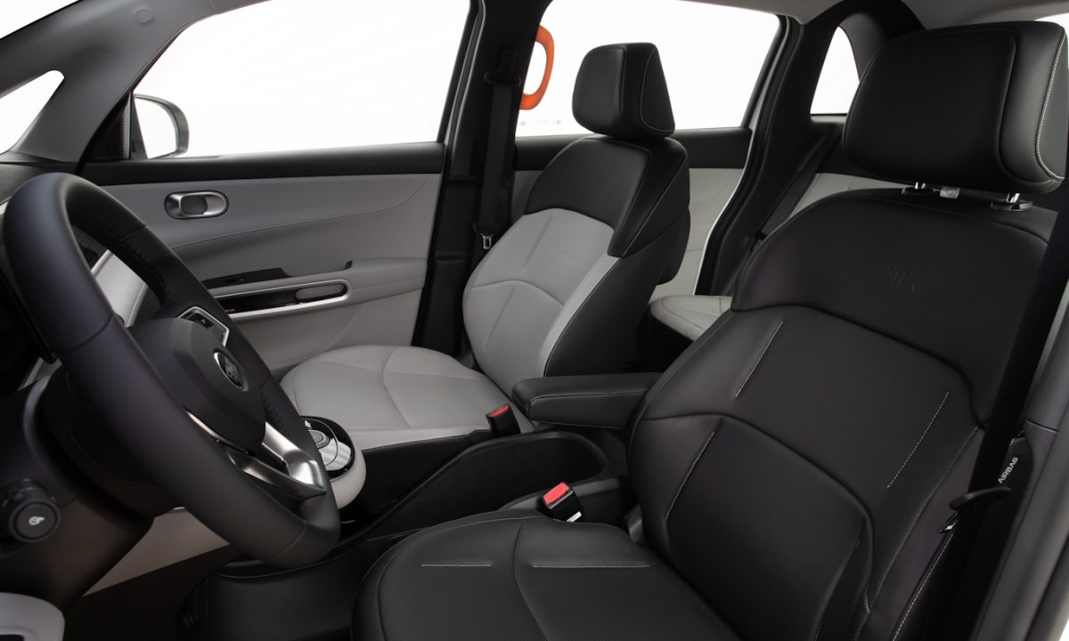 Bancos dianteiros do BYD D1 com cores diferentes