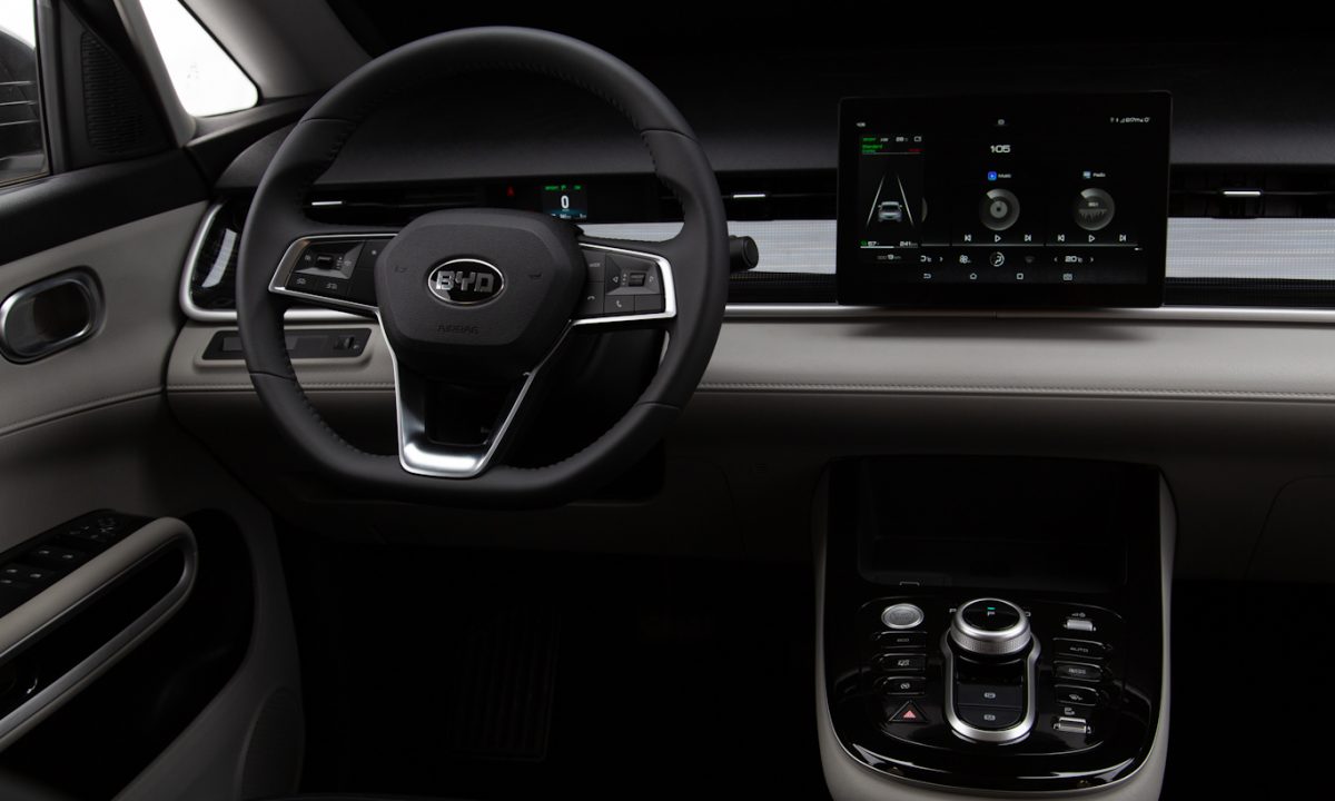 interior do BYD D1 mostrando o painel de instrumentos pequeno e a central multimídia igual à do Dolphin Mini