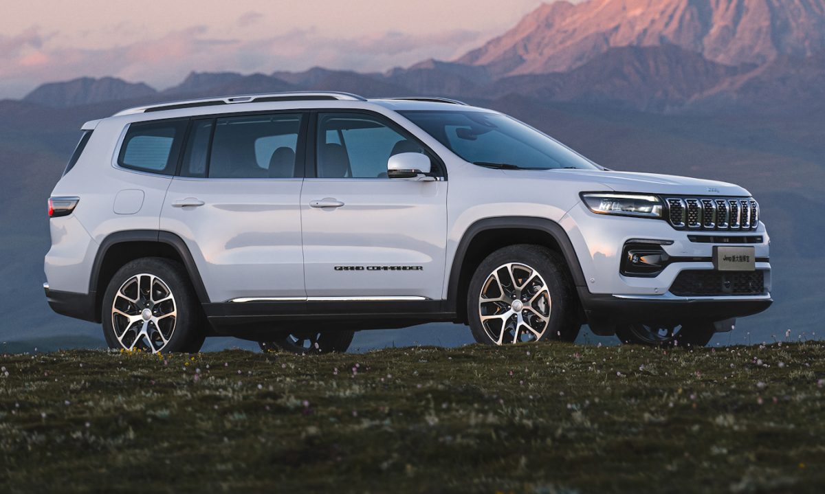 Jeep Grand Commander chinês branco subindo uma montanha