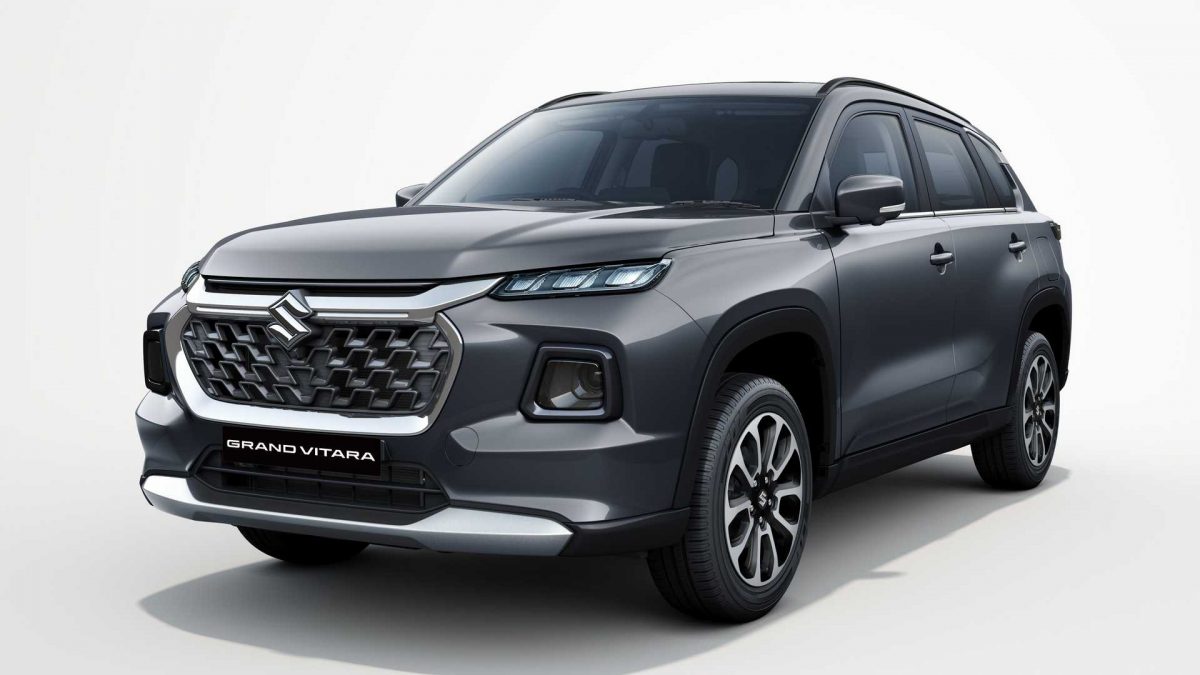 Suzuki Grand Vitara 2025 cinza parado de frente em um fundo branco