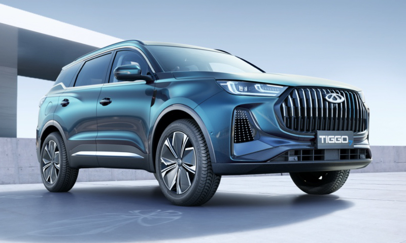 Chery Tiggo 7 Plus PHEV azul em foto estática de divulgação com o fundo cinza [Divulgação]