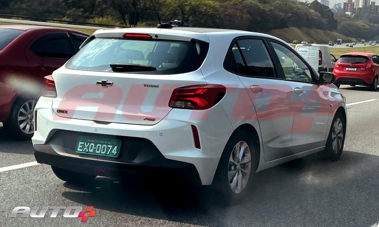 Flagra Chevrolet Onix [Auto+ / João Brigato]