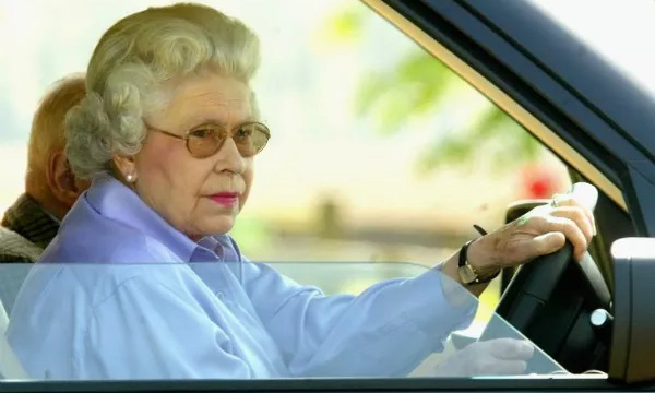 Rainha Elizabeth e Land Rover Defender [divulgação]