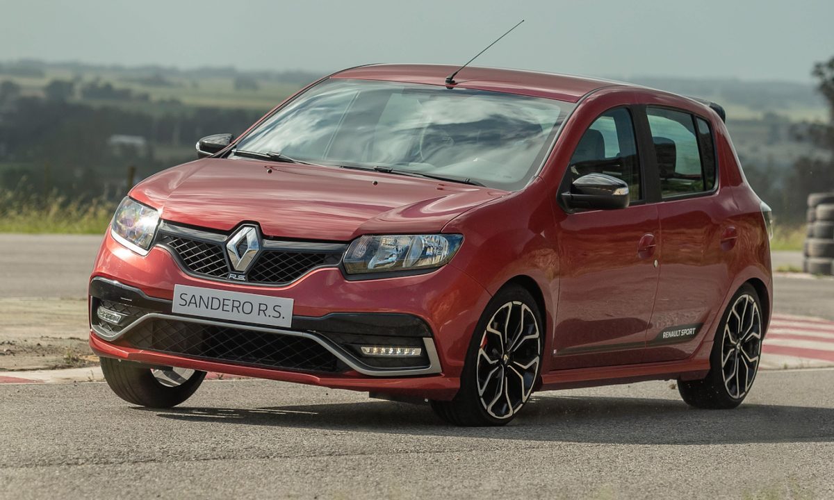 Renault Sandero R.S. vermelho de frente na pista é um projeto que deixa os gringos com inveja pela dirigibilidade cirúrgica