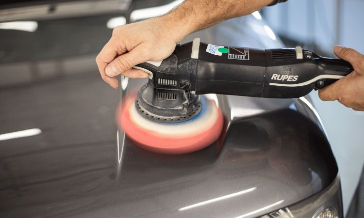 Polimento automotivo [pixabay]