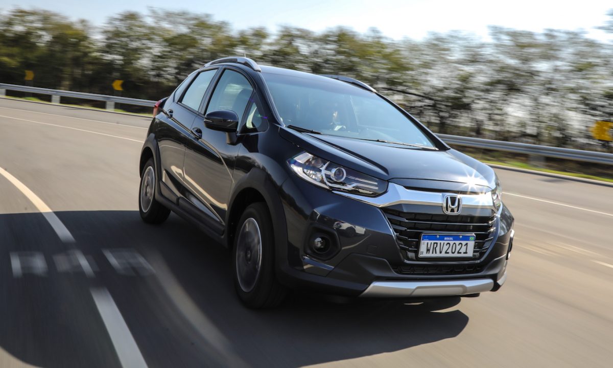 Honda WR-V azul em movimento visto de frente com árvores ao fundo